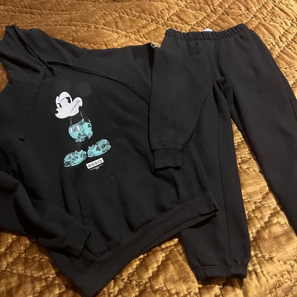 Hoodie and sweatpants - Picture 4 of 9